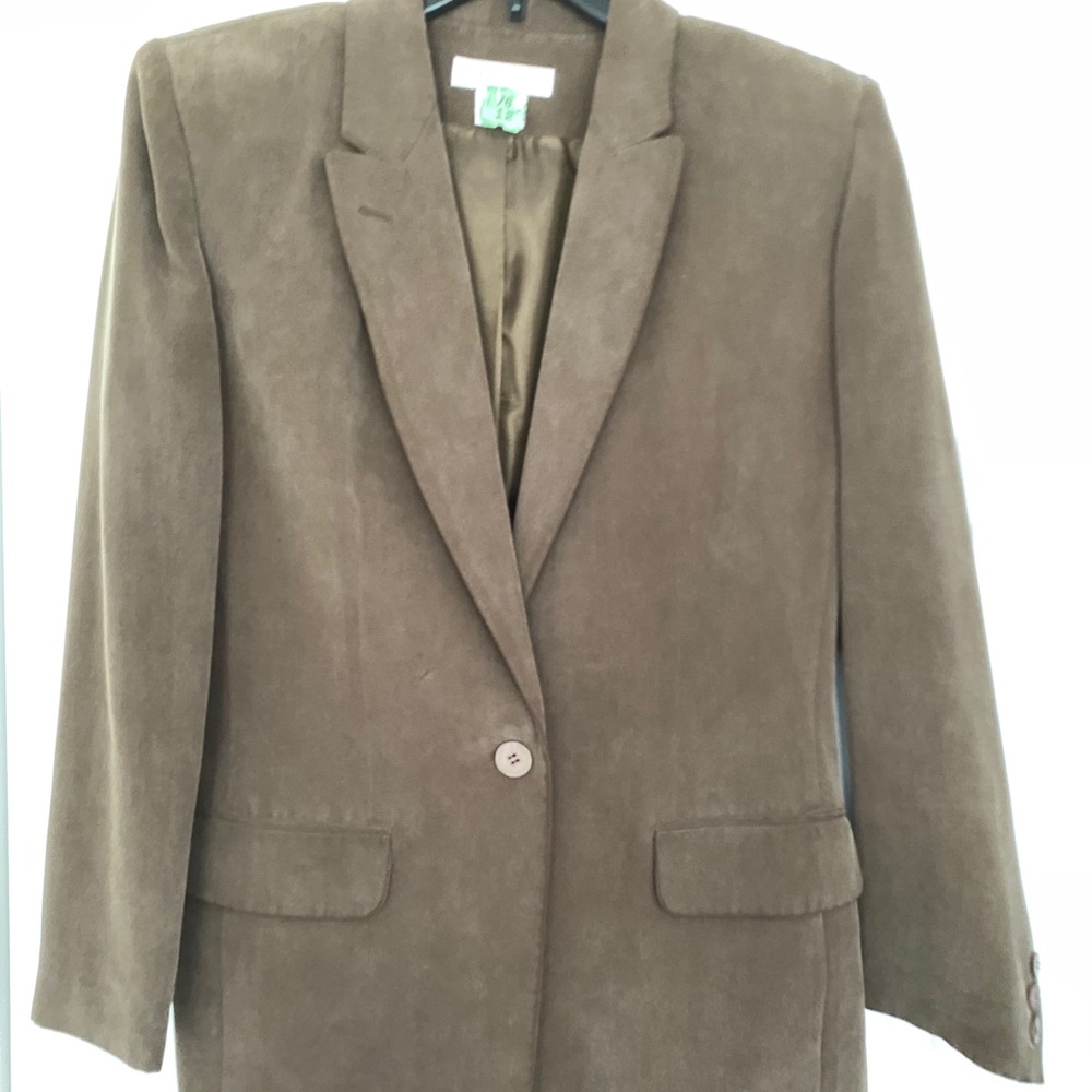 Chaus brown silk suit
